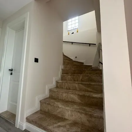 Guemuesluekte Havuzlu-bahceli-3 Yatak Odali Muestakil Villa
