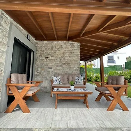 Guemuesluekte Havuzlu-bahceli-3 Yatak Odali Muestakil Villa *